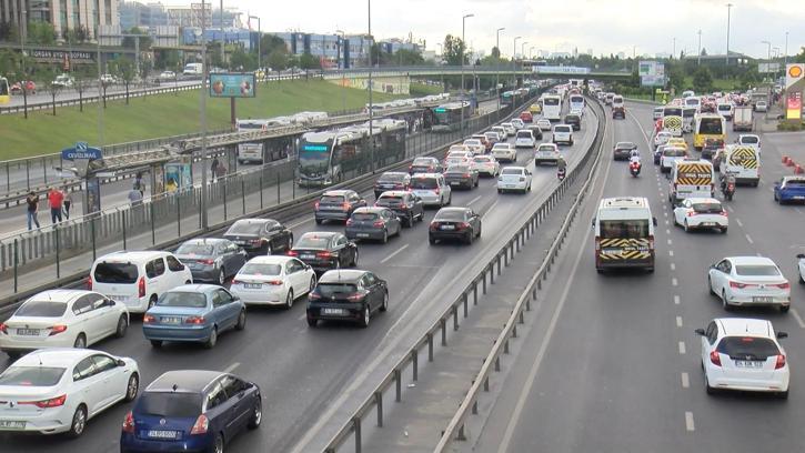 İstanbul - İstanbul'da bayram tatili sonrası ilk iş gününde trafik yoğunluğu