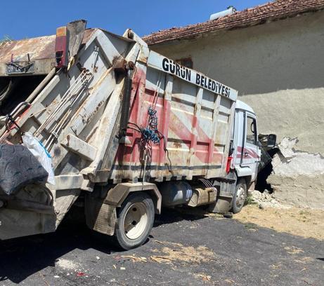 Sivas'ta çöp kamyonu evin duvarına çarptı: 3 yaralı