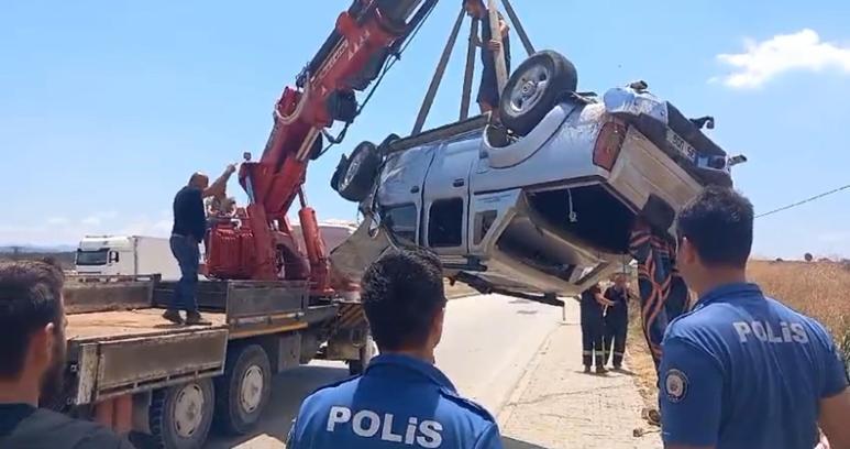 Çanakkale'de hafif ticari araç takla attı; 3 yaralı