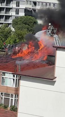 İstanbul- Tuzla'da tadilat sırasında yangın çıktı; 4 binanın çatısı alev alev yandı