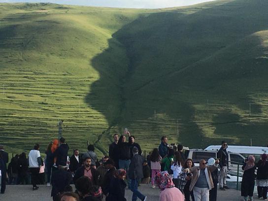 Karadağ'a 'Atatürk silueti' yansıdı, yüzlerce kişi akın etti