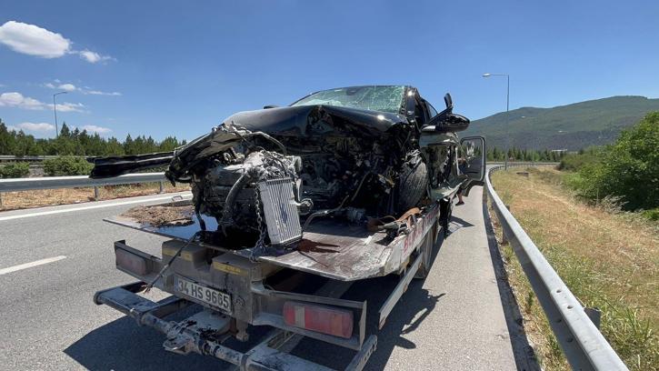 Bursa'da bariyerlere çarpan otomobilin sürücüsü öldü