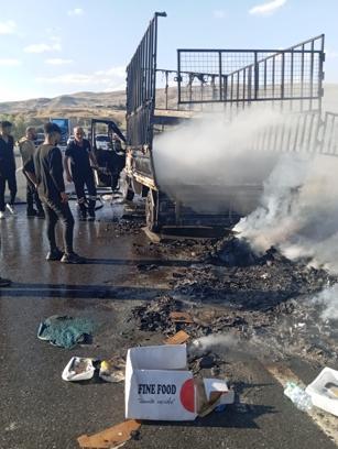 Nevşehir'de seyir halindeki kamyonet yandı