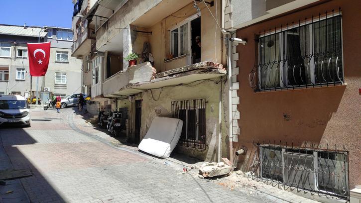 İstanbul - Kağıthane’de kamyonun çarptığı balkon yıkıldı; o anlar kamerada