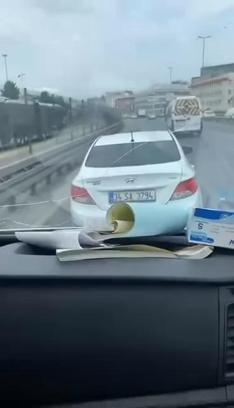 İstanbul-Küçükçekmece'de ambulansa yol vermeyen otomobil sürücüsü kamerada