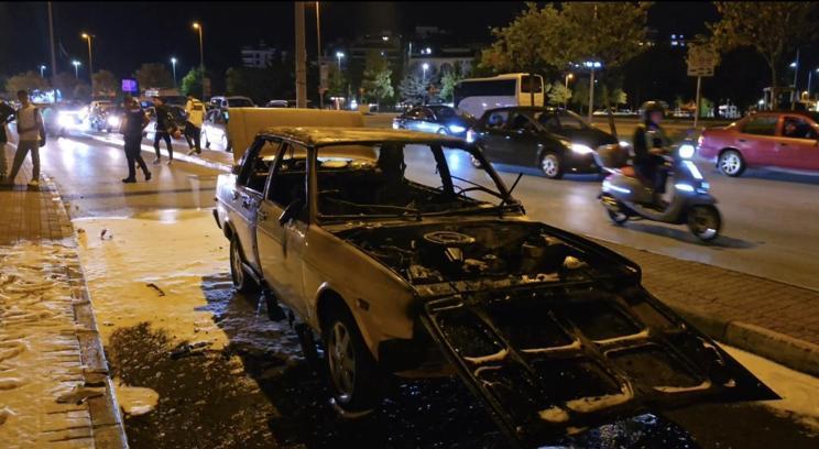 İstanbul-Pendik'te otomobil alev alev yandı