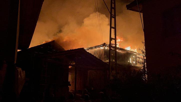 Kastamonu’da köyde korkutan yangın: 2 ev, 2 ahır ve traktör kullanılamaz hale geldi