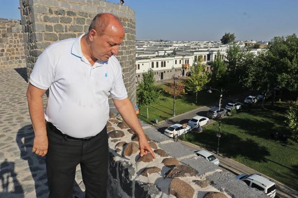 Diyarbakır'da UNESCO listesindeki tarihi surlara afiş ve pankart asmak için çiviler çakıldı