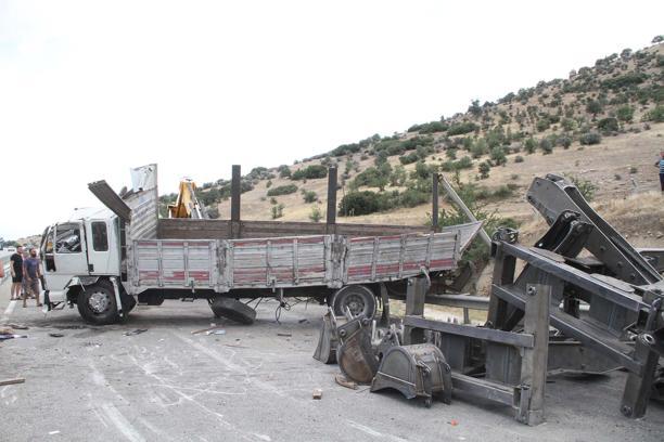 Manisa'da kamyon devrildi; 12 kilometrelik araç kuyruğu dronla görüntülendi