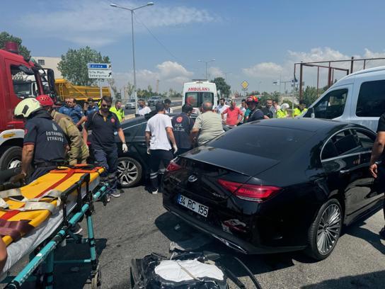 İstanbul- Tuzla'da kavşağa giren otomobil kaza yaptı: 2'si çocuk 3 yaralı