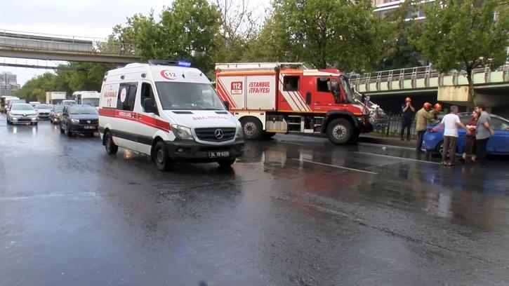 İstanbul- Kağıthane'de otomobilin üzerine ağaç devrildi