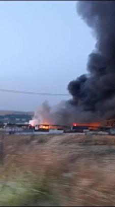 İstanbul-Büyükçekmece’de hurda araçların bulunduğu alanda yangın
