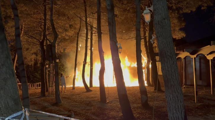 İstanbul-Ümraniye'de Trabzon Park Millet Bahçesi'nde bulunan çardak alev alev yandı