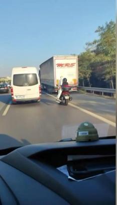 İstanbul - Sultanbeyli TEM Otoyolu’nda motosikletle cansız manken taşıdı