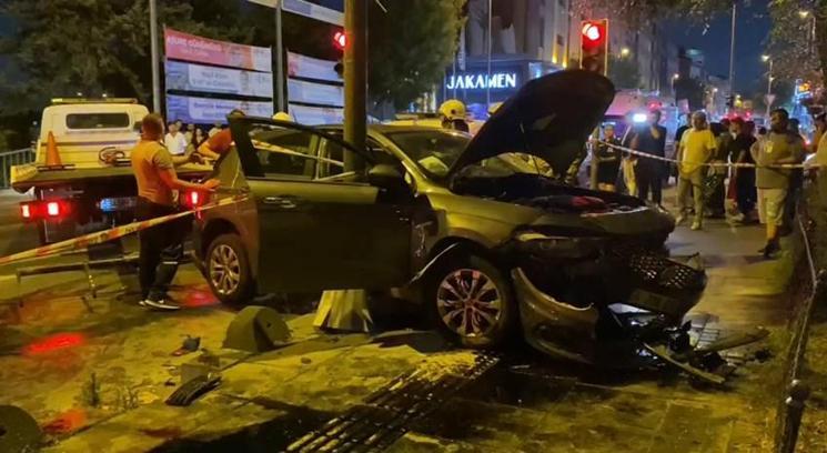 İstanbul-Esenler'de sürücüsünün direksiyon hakimiyetini kaybettiği otomobil ışıklarda bekleyen minibüse çarptı