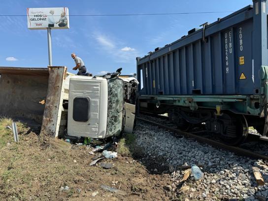 Çankırı'da tren, kamyona çarptı; 1 ölü, 3 yaralı