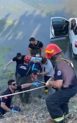 Bursa'da, 6 metre yükseklikten dereye düşen cipin sürücüsü kurtarıldı
