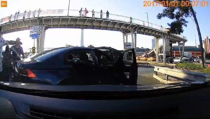İstanbul - Büyükçekmece’de sürücülerin 'Sinyal vermedin' kavgası