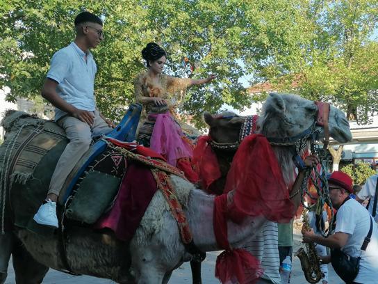 Balıkesir’de deve ile kenti dolaşan çift, vatandaşları düğünlerine davet etti