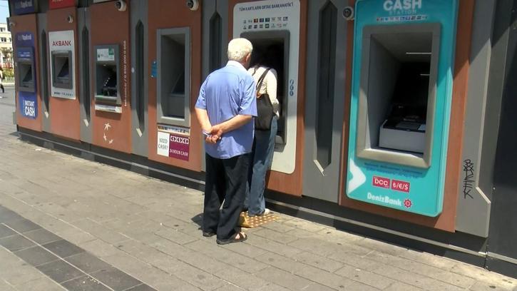 İstanbul - Yazılım kaynaklı sorun ATM'leri de etkiledi; vatandaşlar para çekemedi