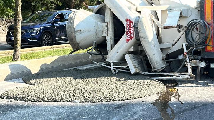 İstanbul- Kartal'da beton mikseri devrildi 1 yaralı