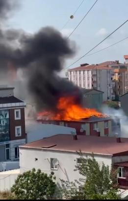 İstanbul-Ataşehir'de çatı katında çıkan yangında patlama meydana geldi