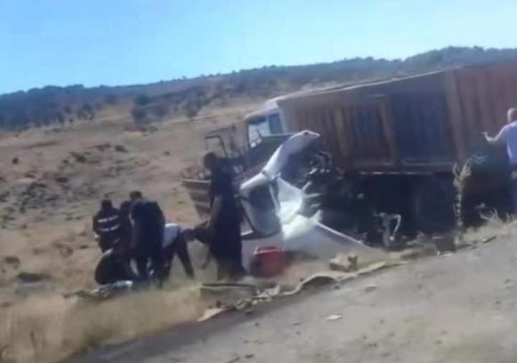Kamyonla çarpışan kamyonetin sürücüsü öldü