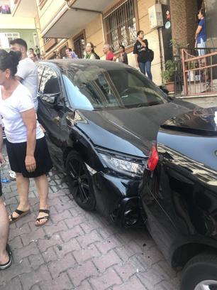 İstanbul - Kağıthane'de kontrolden çıkan otomobilden atladı; kaza anı kamerada