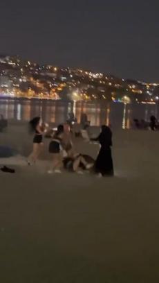 İstanbul - Büyükçekmece Sahili’nde saç saça baş başa kavga kamerada