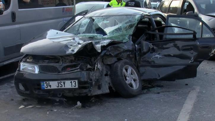 İstanbul-Esenler'de iki otomobilin karıştığı kazada 3 kişi yaralandı