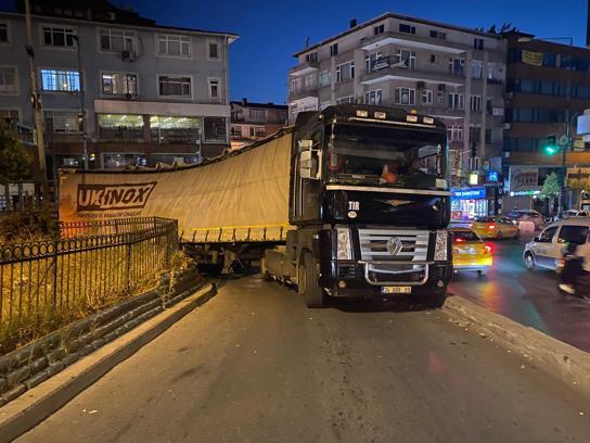 İstanbul-Kağıthane’de virajı alamayan TIR'ın dorsesi yan yattı