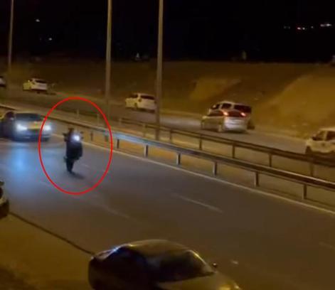 Siirt'te motosiklet sürücülerinin tehlikeli hareketleri kamerada