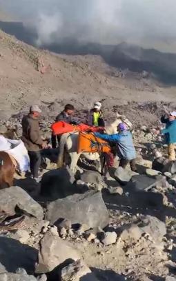 Ağrı Dağı'nda ekipler, 2 dağcının 4 bin 900 rakımdaki cenazelerini aldı (2)