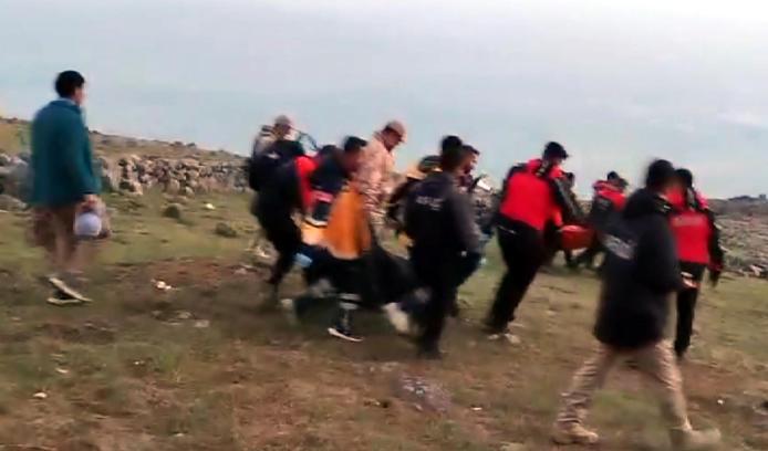 Ağrı Dağı'nda ekipler, 2 dağcının 4 bin 900 rakımdaki cenazelerini aldı (3)