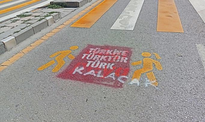 Van'da Kürtçe trafik uyarıların üzerine 'Türkiye Türk’tür, Türk kalacak' yazıları yazıldı