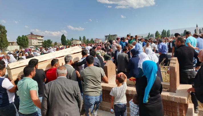 Ankara'daki kazada ölen 5 kişinin cenazeleri Ağrı'ya getirildi (2)