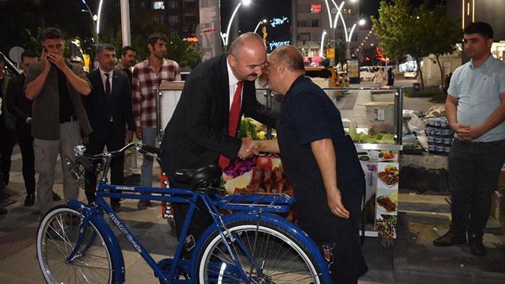 Çalınan bisikletini Vali, çiğköftelerini Bakan Yerlikaya aldı