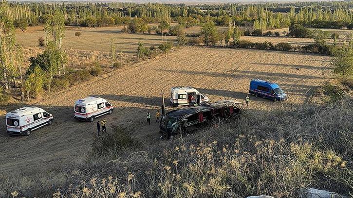 Afyonkarahisar'da yolcu otobüsü devrildi: 21 yaralı