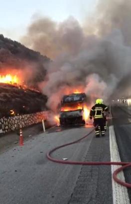 Tarsus'ta seyir halindeki minibüs, alev alev yandı