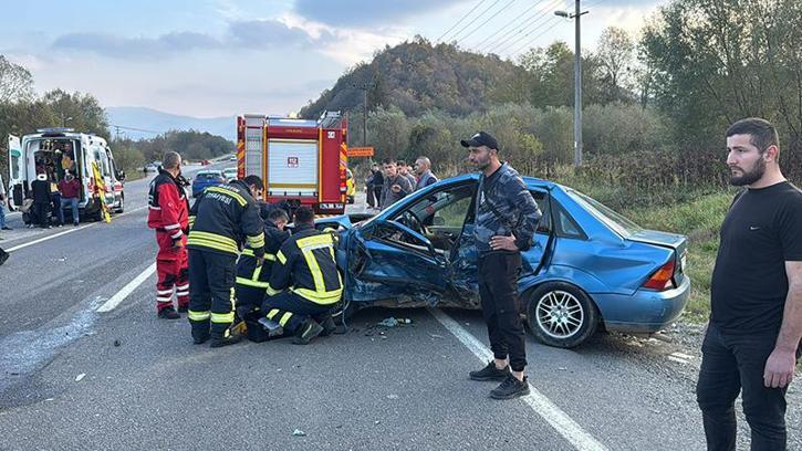 Hafif ticari araçla otomobil çarpıştı: 2'si çocuk, 7 yaralı