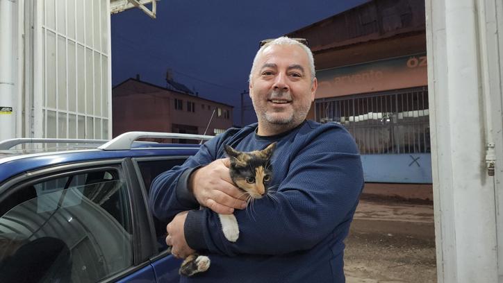 Kaybolduğunu sandığı kedisi 'Leydi', bir gün sonra bakıma götürdüğü otomobilin kaputunun altından çıktı