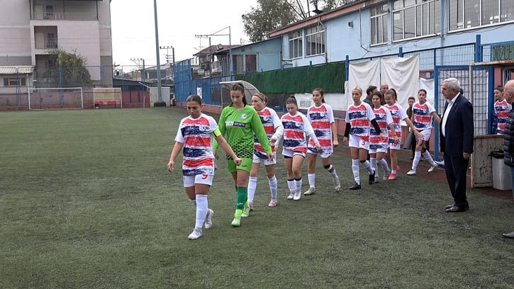 Düzce Kadın Futbol Kulübü, ilk maçında kadın ve çocuk ölümlerini protesto etti