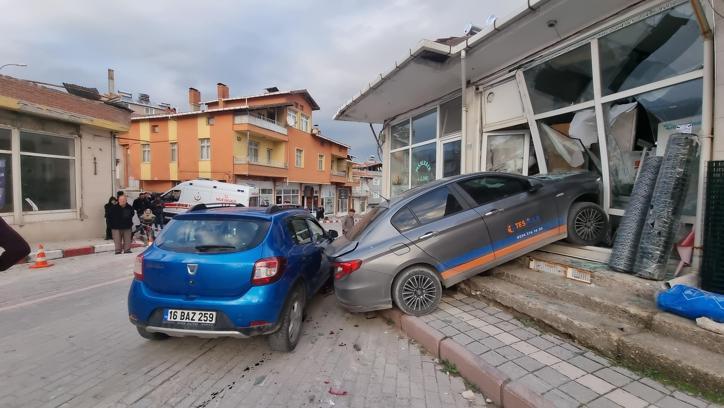 Çarptığı park halindeki otomobillerden biri dükkana daldı: 2 yaralı