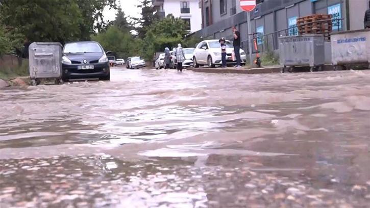 Elazığ'da sağanak; cadde ve sokaklar suyla doldu