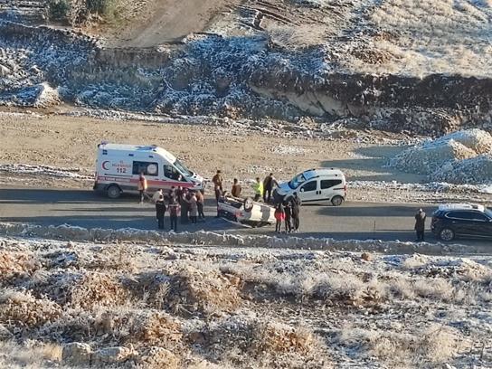 Hafif ticari araç ile otomobil çarpıştı: 2 yaralı