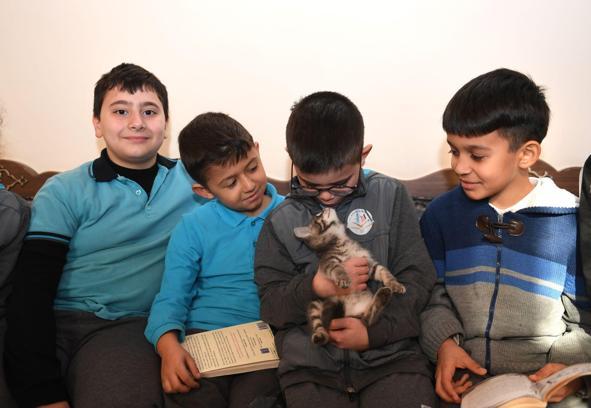 Osmangazi Belediyesi, çocuklara hayvan sevgisi ve kitap okuma alışkanlığı kazandırıyor