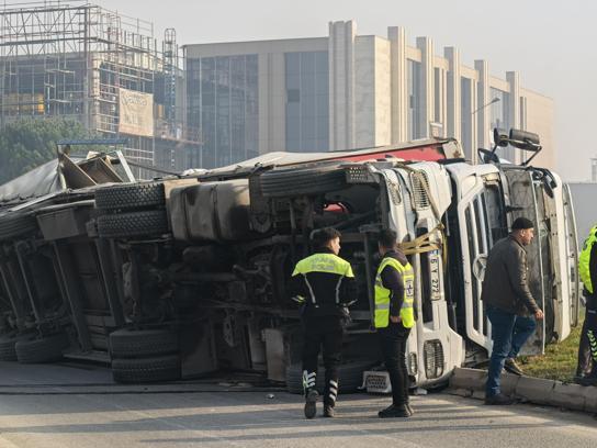 Bursa'da sunta yüklü TIR devrildi