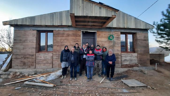 Akademisyen ve öğrencilerinden depremzede kadına sıkıştırılmış toprak tekniğiyle ev