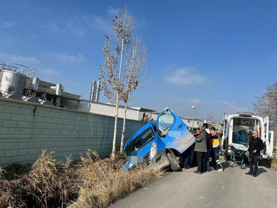 Cep telefonuna bakarken sulama kanalına devrilen minibüsünde yaralandı