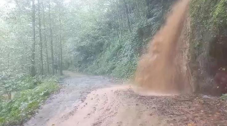 Rize heyelan köy yolunu kapattı; taş duvarın yıkılma anı kamerada